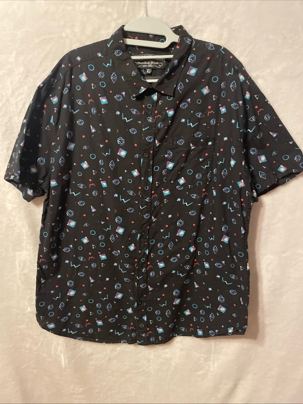 Straight Faded Black Short-Sleeve Button-Down Shirt with Geometric Print XL